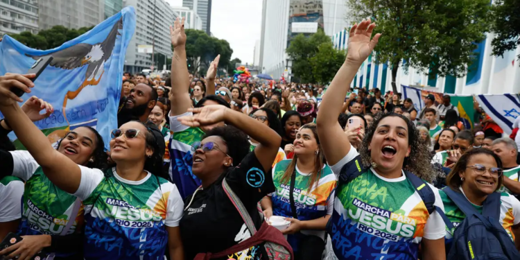 Evangélicos são mais de um quarto da população, segundo IBGE