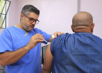 Saúde leva vacina a shoppings e mercados: influenza supera covid em mortes de idosos