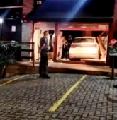 Motorista embriagado invade e destrói fachada de loja de roupas em Indaiatuba