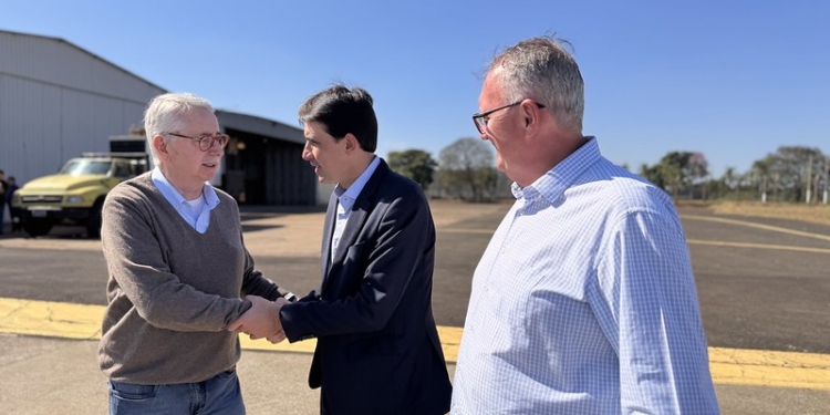 Prefeito de Americana e ministro assinam ordem de serviço para obras no Aeroporto Municipal