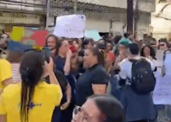 Funcionários do Cândido Ferreira protestam em frente à Prefeitura