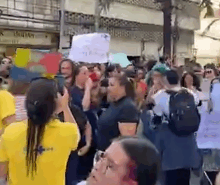 Funcionários do Cândido Ferreira protestam em frente à Prefeitura