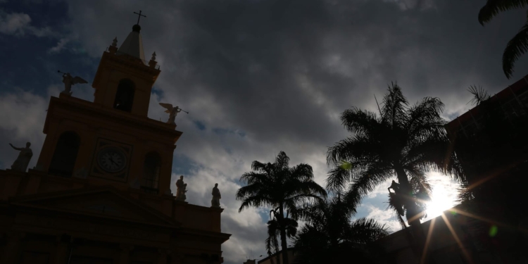 Massa de ar polar derruba temperatura e traz chuva à RMC nesta semana