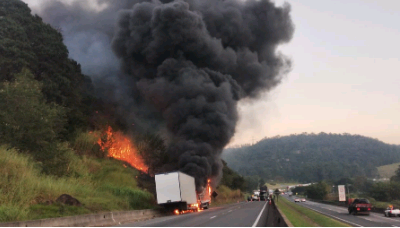 Incêndio em caminhão na Rodovia Dom Pedro causa interrupção de tráfego