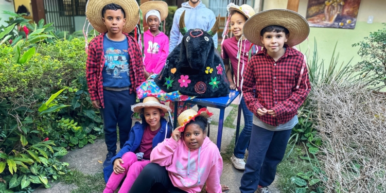 Crianças do Grupo Primavera celebram no ritmo do Boi Bumbá