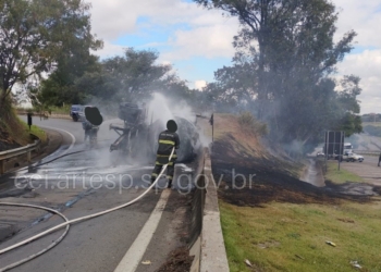 Carreta carregada com etanol tomba, causa incêndio e interdita rodovia em Paulínia