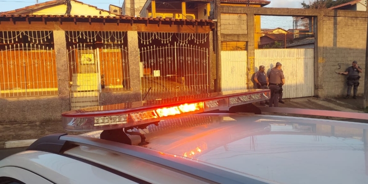 Criança de 6 anos pede ajuda ao 190 e convence agressor da mãe a se entregar; confira o áudio