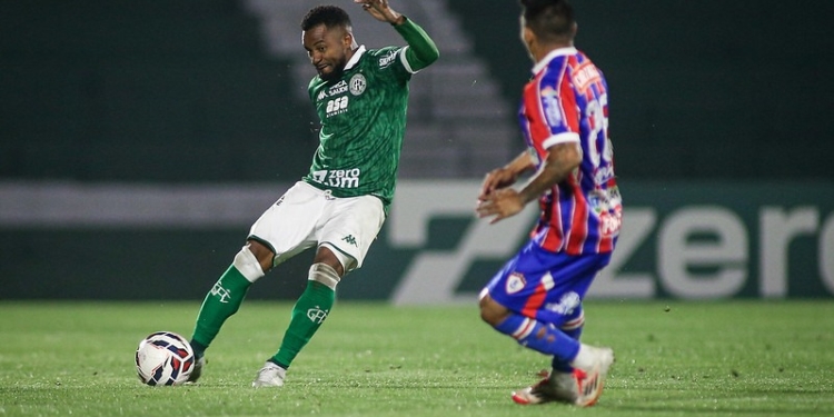 Guarani aposta alto em Cicinho para encerrar rotatividade na lateral direita