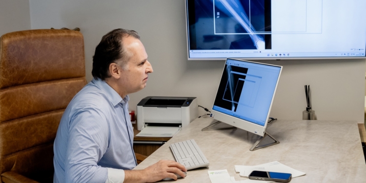Cirurgia com tecnologia eletrônica permite o alongamento de ossos da perna em até 8cm