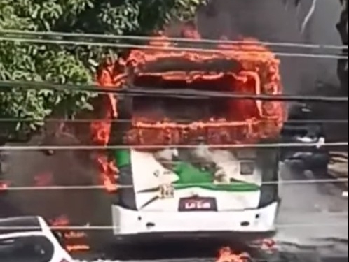 Incêndio destrói ônibus e atinge carro no Cambuí; terceiro episódio em uma semana