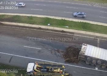Tombamento de carreta provoca interdição na SP-340 sentido Mogi Mirim