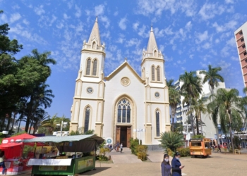 Médica é presa ao usar spray de pimenta contra uma família durante missa na Catedral de Jundiaí