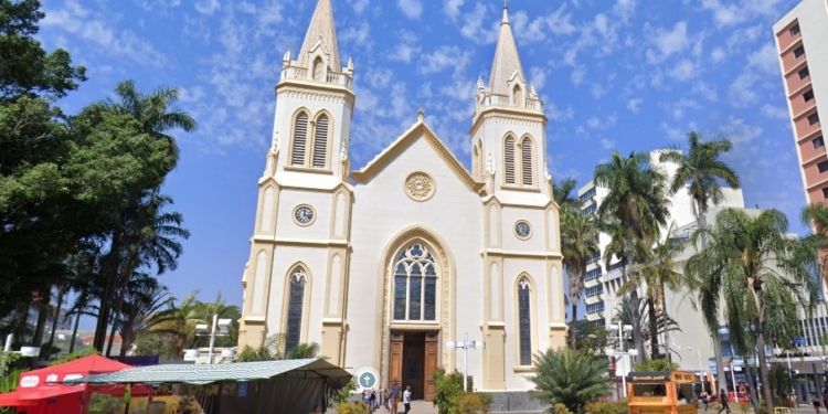 Médica é presa ao usar spray de pimenta contra uma família durante missa na Catedral de Jundiaí