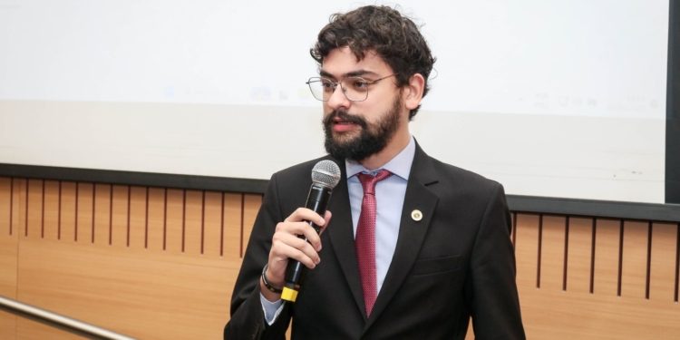 Comissão decide arquivar processo de cassação contra o vereador Vini Oliveira