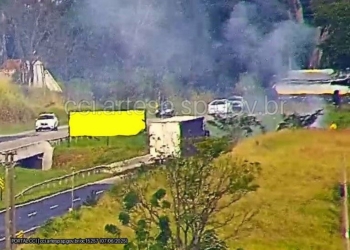 Colisão em rodovia de Mogi Mirim termina com capotamento e veículo incendiado