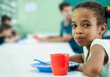 Escolas estaduais de SP vão abrir durante as férias para oferecer almoço para alunos