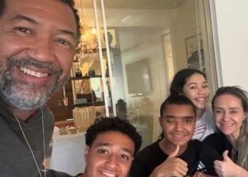 Família divulga primeiras imagens com jogador do Bragantino após drama superado