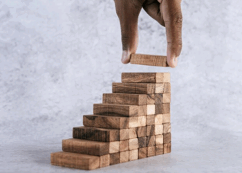 Nem sempre subir é o melhor caminho – por Karine Camuci