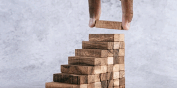 Nem sempre subir é o melhor caminho – por Karine Camuci