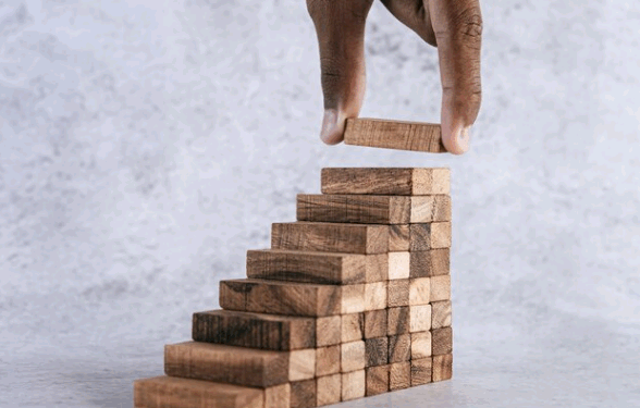 Nem sempre subir é o melhor caminho – por Karine Camuci