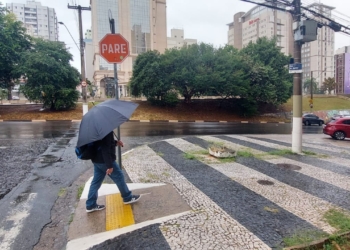 Chuva interrompe tempo seco e muda paisagem da metrópole