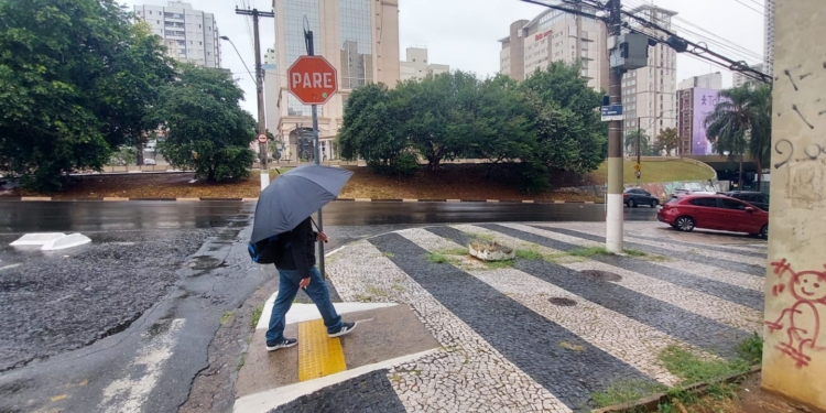 Chuva interrompe tempo seco e muda paisagem da metrópole