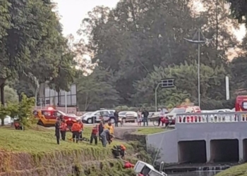 Carro derrapa em óleo e mulher morre dentro de córrego em Indaiatuba