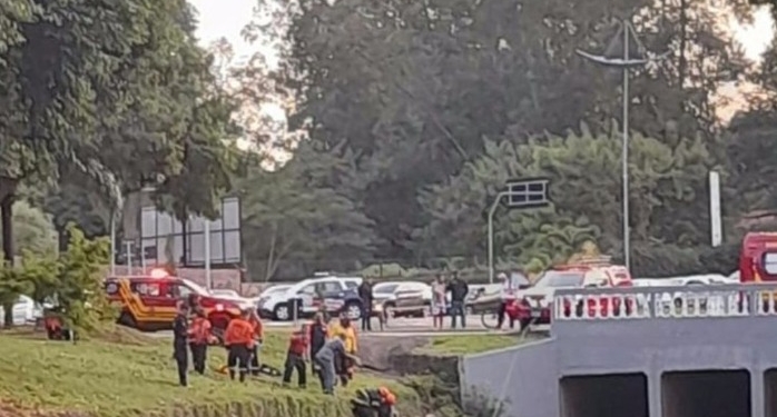 Carro derrapa em óleo e mulher morre dentro de córrego em Indaiatuba