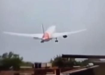 Acidente aéreo na Índia: mais de 100 corpos são retirados dos destroços