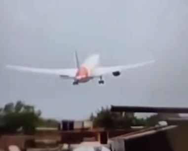 Acidente aéreo na Índia: mais de 100 corpos são retirados dos destroços