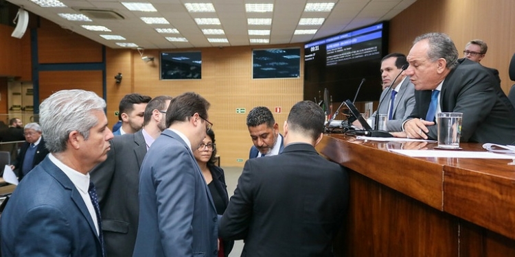 Câmara aprova projeto que garante gratuidade de 15 minutos em estacionamento de clínicas e hospitais