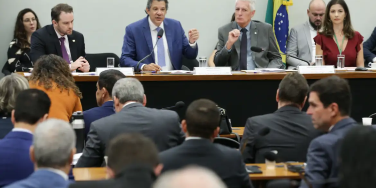 Audiência com Haddad é encerrada após tumulto entre deputados