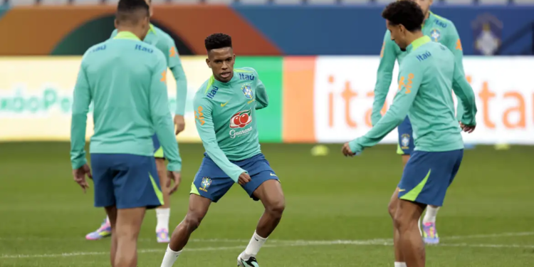 Brasil enfrenta Paraguai com chance de garantir vaga no Mundial