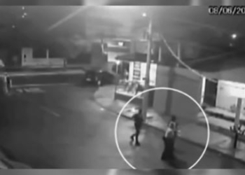 Câmeras registram mulher sendo morta a tiros após sair de adega em Nova Odessa