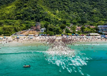 Travessias aquáticas no Litoral de SP viram tendência; veja onde e quando praticar