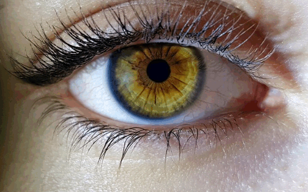 Cirurgia para mudar a cor dos olhos vira ‘febre’ entre adolescentes