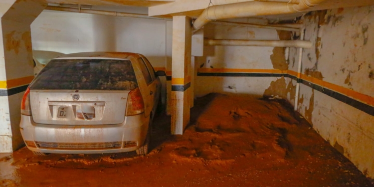 Água que engoliu veículos em prédio de Campinas quase atingiu teto da garagem; veja fotos e vídeo