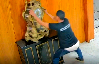 Justiça solta homem que quebrou relógio histórico em atos golpistas