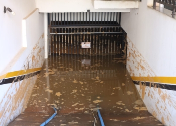 Vazamento alaga garagem de prédio em Campinas e deixa veículos submersos