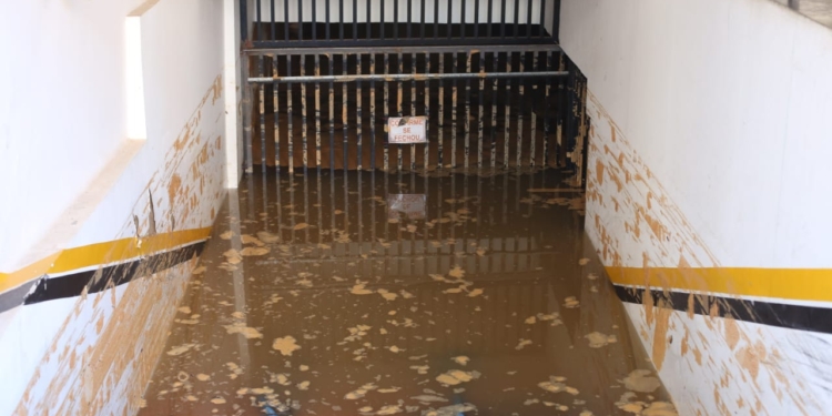 Vazamento alaga garagem de prédio em Campinas e deixa veículos submersos