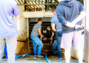 Vazamento alaga garagem de prédio em Campinas e deixa veículos submersos