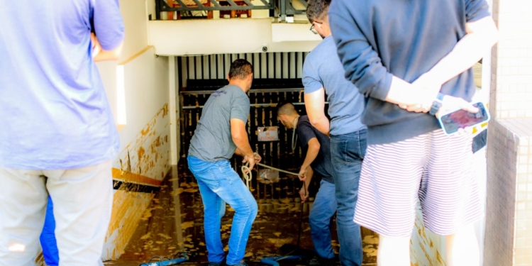 Vazamento alaga garagem de prédio em Campinas e deixa veículos submersos
