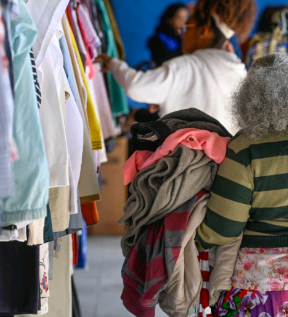 Varal Solidário distribui roupas e cobertores no Jardim Novo Campos Elíseos