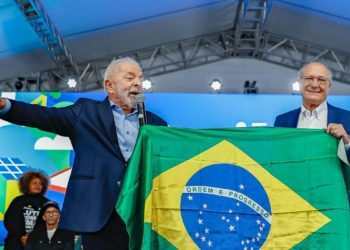 Lula chama Trump “para conversar” e reafirma que Brasil tenta negociar