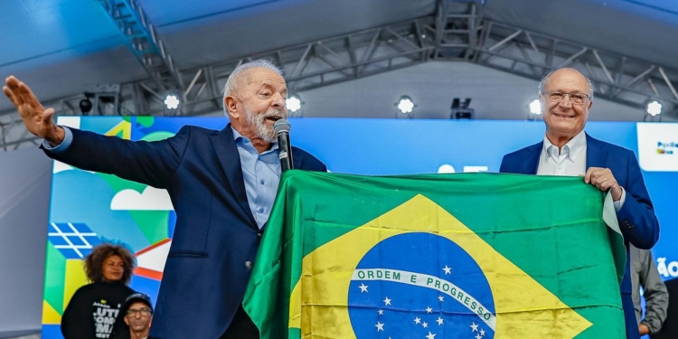 Lula chama Trump “para conversar” e reafirma que Brasil tenta negociar