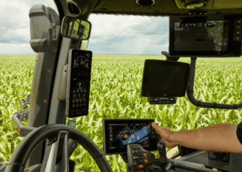 Alunos de escolas técnicas fazem aulas práticas com máquinas agrícolas no IAC de Campinas