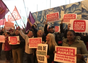 Manifestantes invadem sede de banco em SP e cobram taxação de super-ricos