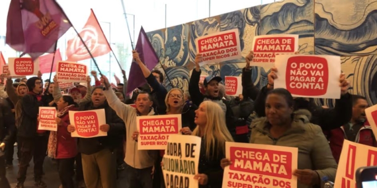 Manifestantes invadem sede de banco em SP e cobram taxação de super-ricos
