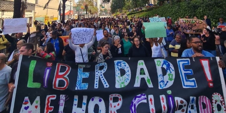Funcionários do Cândido protestam e pedem manutenção de convênio com a Prefeitura