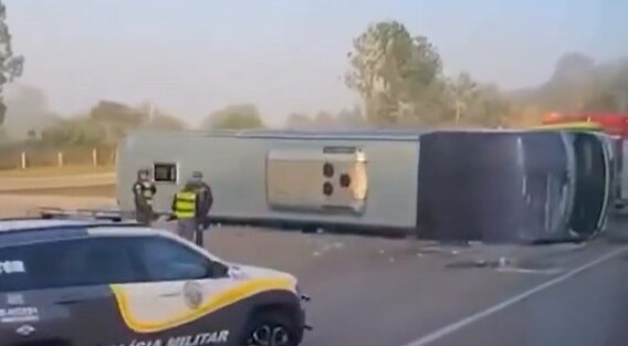 Ônibus a caminho de Campinas tomba em Itapetininga e deixa 18 feridos